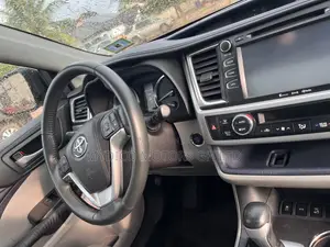 Toyota Highlander XLE V6 4x4 (3.5L 6cyl 6A) 2016 Gray