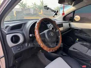 Toyota Vitz 2011 Silver