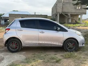 Toyota Vitz 2011 Silver