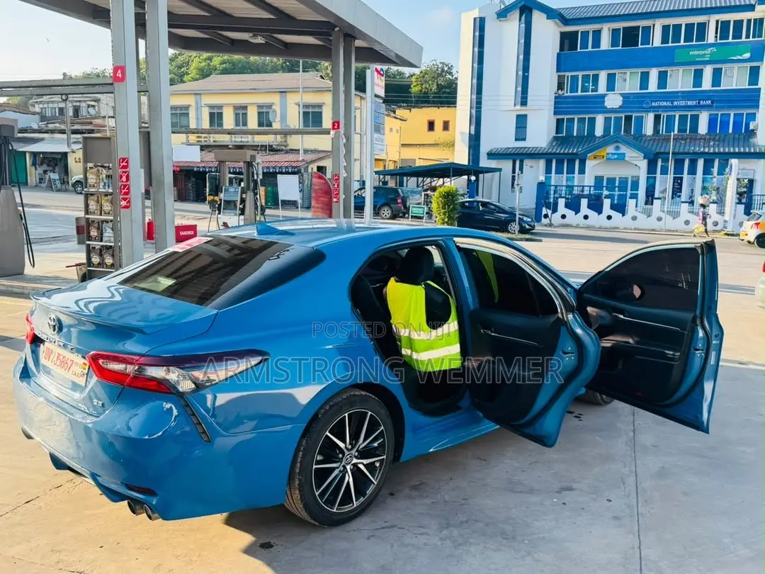 Toyota Camry SE 2023 Blue