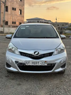 Toyota Vitz 1.3 FWD 5dr 2012 Silver