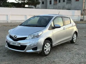Toyota Vitz 1.3 FWD 5dr 2012 Silver