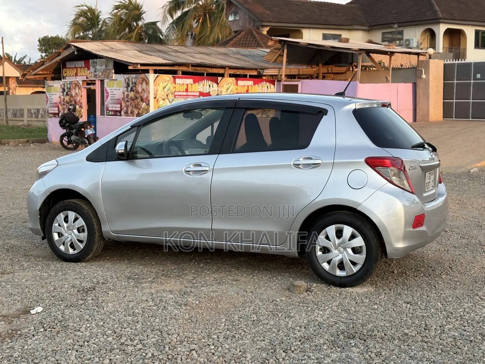 Toyota Vitz 1.3 FWD 5dr 2012 Silver