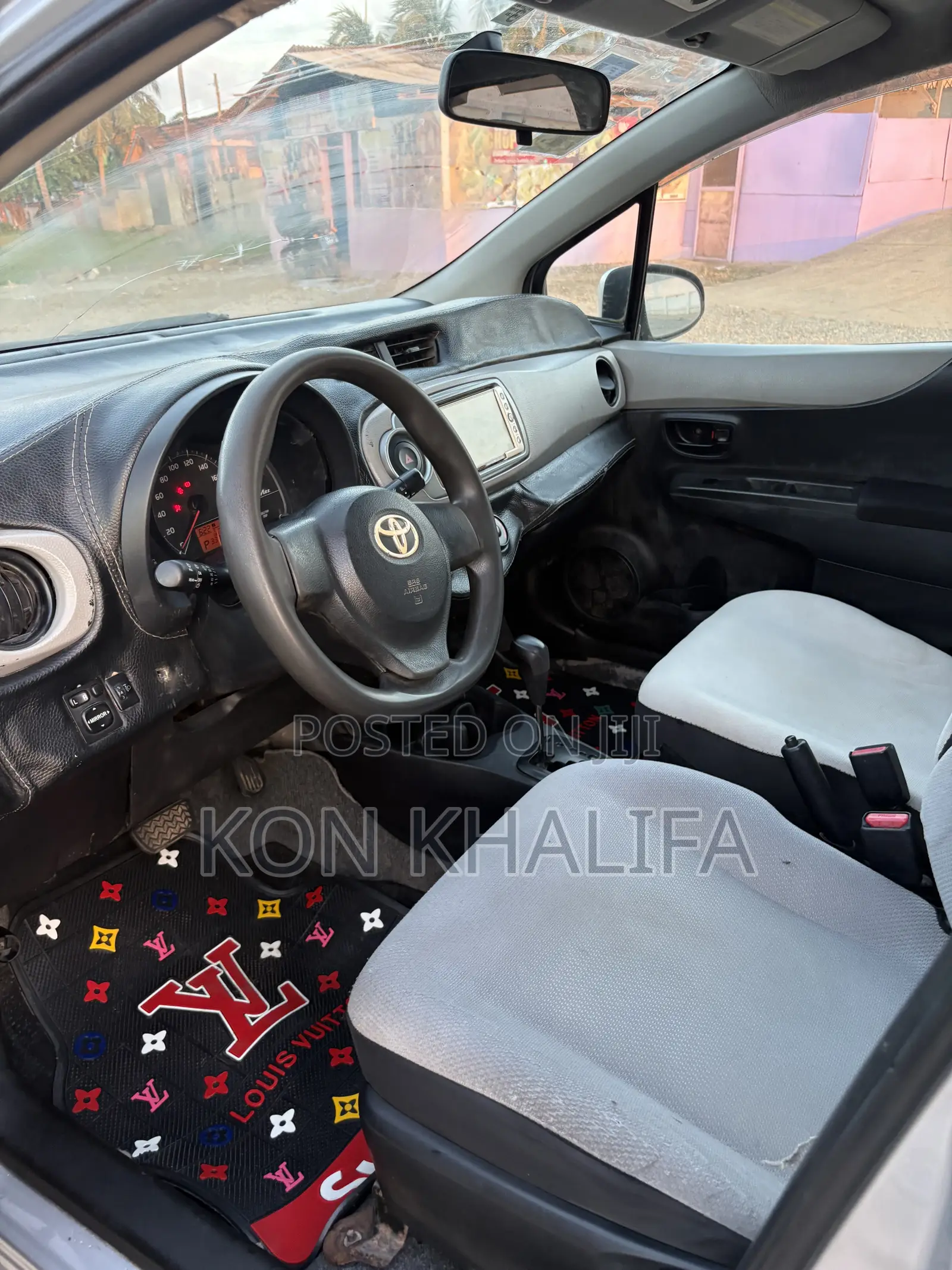 Toyota Vitz 1.3 FWD 5dr 2012 Silver
