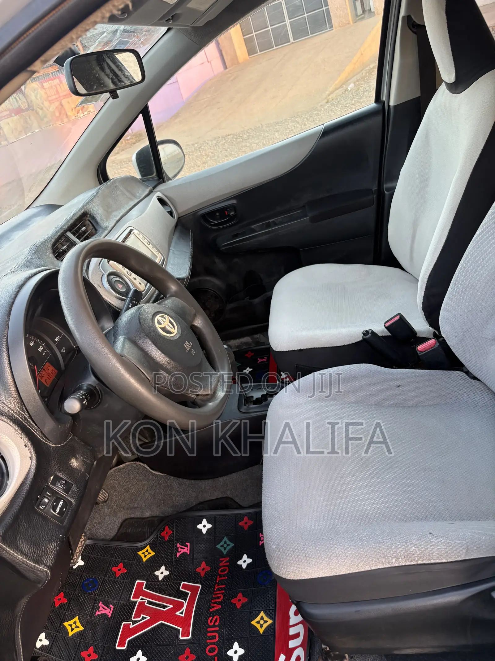Toyota Vitz 1.3 FWD 5dr 2012 Silver