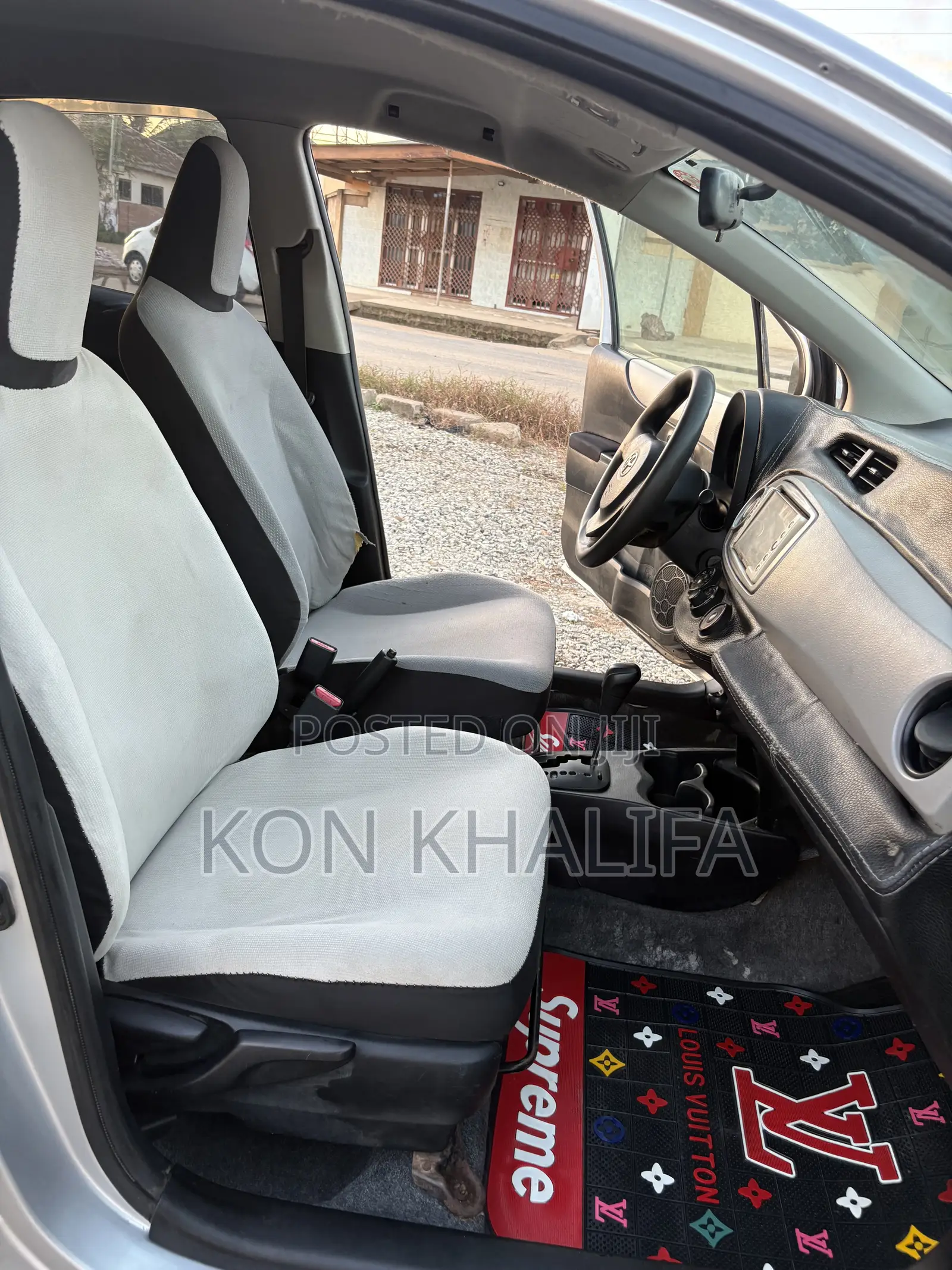 Toyota Vitz 1.3 FWD 5dr 2012 Silver