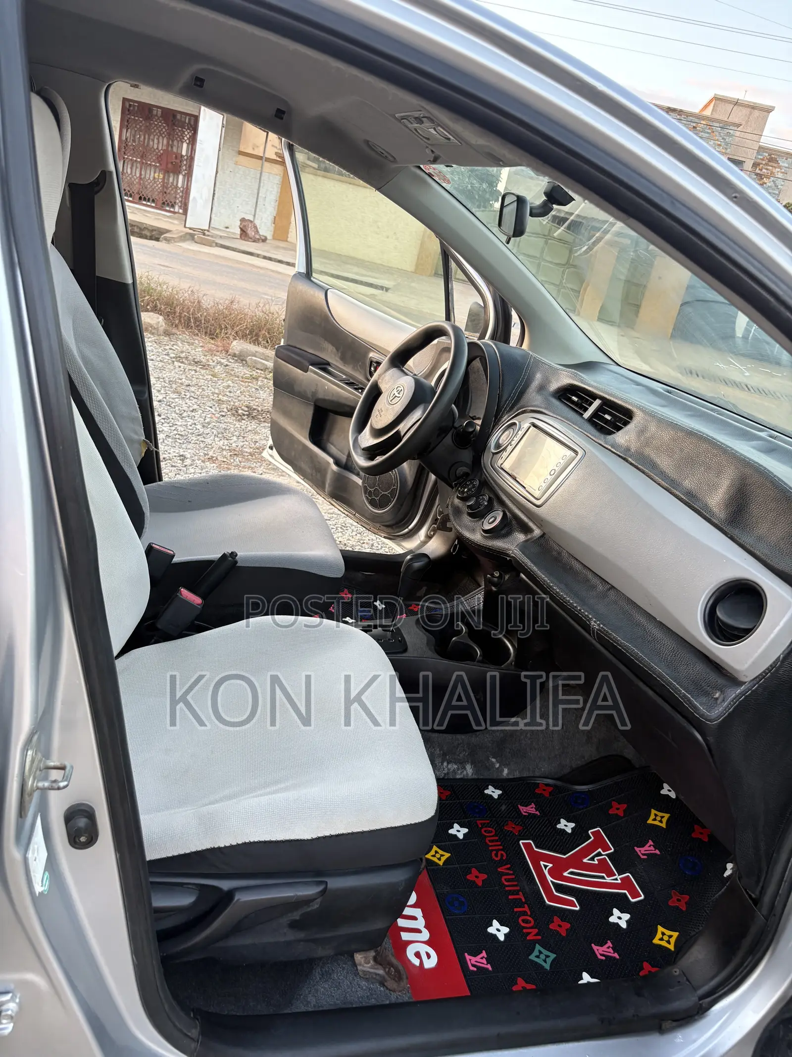 Toyota Vitz 1.3 FWD 5dr 2012 Silver