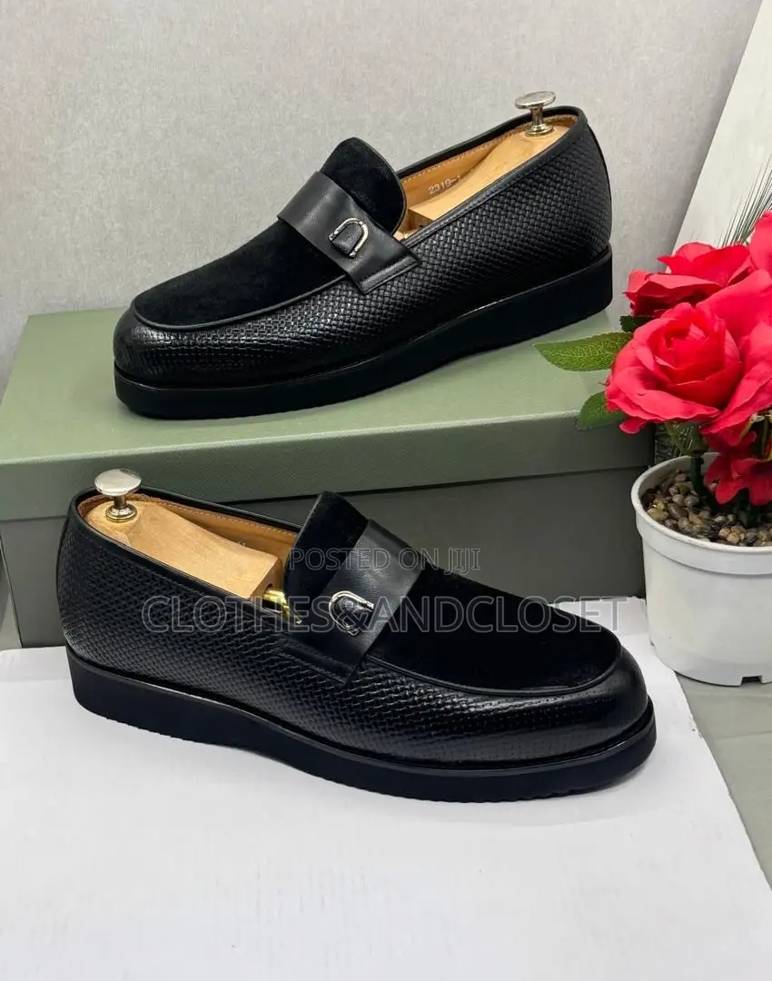 Sleek Black Leather and Suede Loafers Featuring a Stylish Metallic Bit