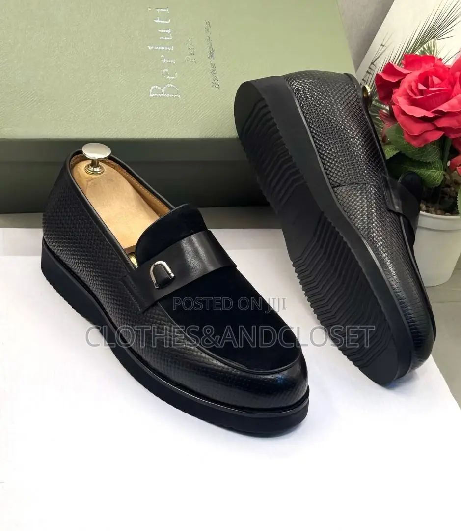 Sleek Black Leather and Suede Loafers Featuring a Stylish Metallic Bit