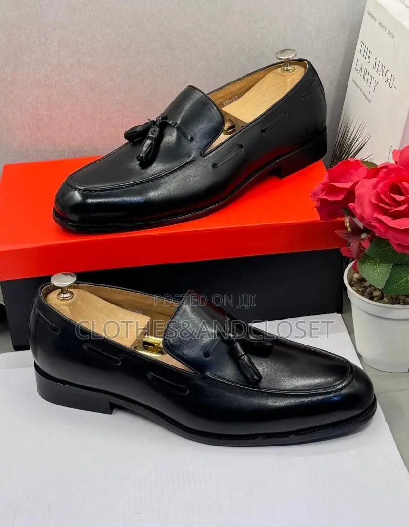 Classic Black Leather Men's Dress Loafers Featuring a Neat Tassel