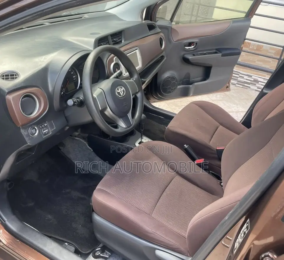 Toyota Vitz 1.5 FWD 3dr 2012 Brown