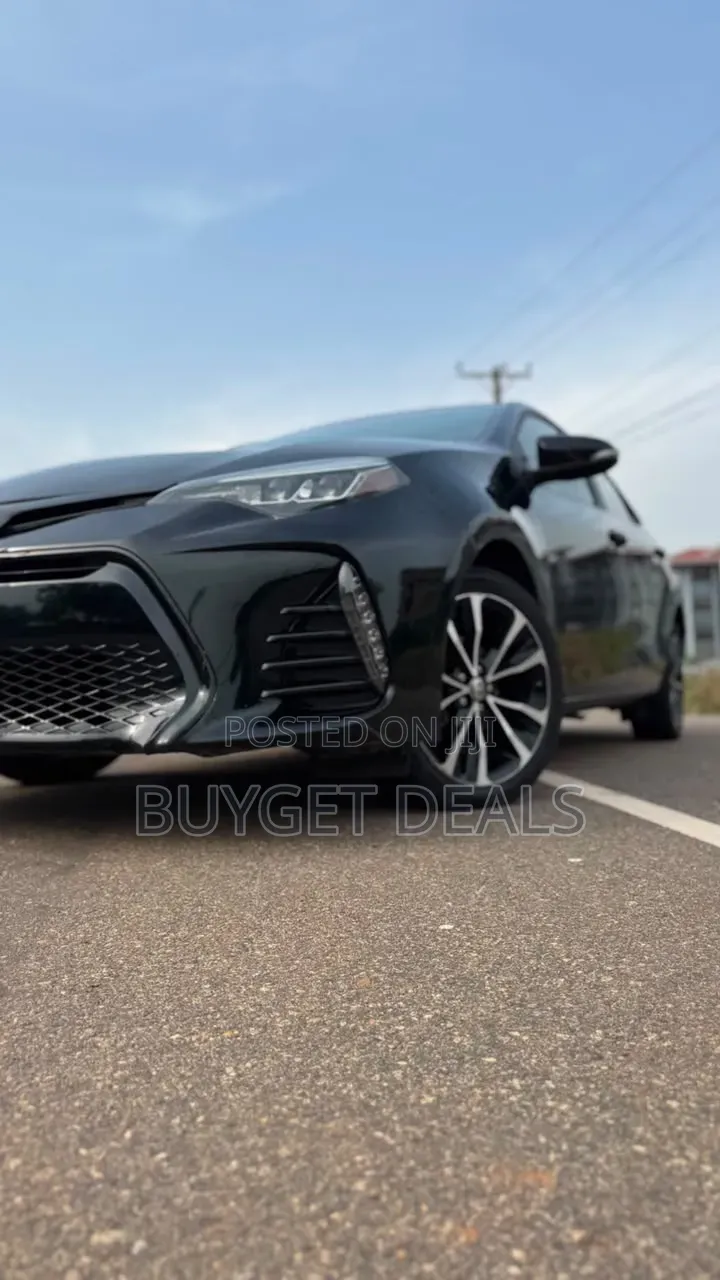 Toyota Corolla SE (1.8L 4cyl 6M) 2018 Black