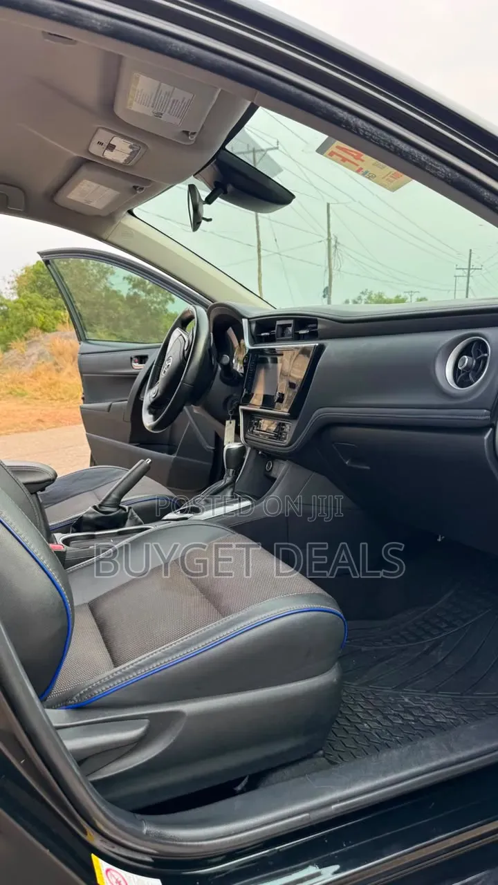 Toyota Corolla SE (1.8L 4cyl 6M) 2018 Black