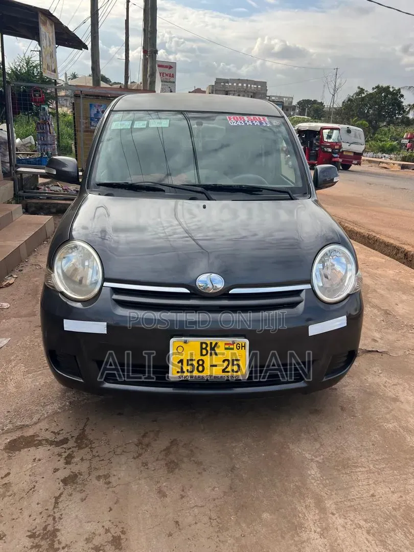 Toyota Sienta 2012 Gold