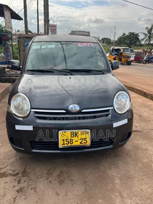 Toyota Sienta 2012 Gold