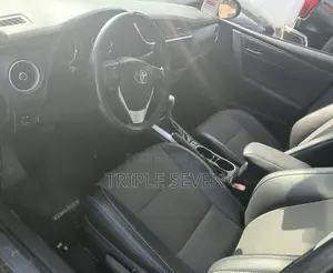 Toyota Corolla SE (1.8L 4cyl 6M) 2018 Silver