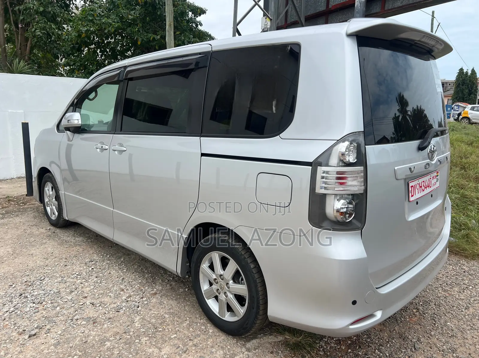 Toyota Voxy X 2WD 8-Seater 2010 Silver