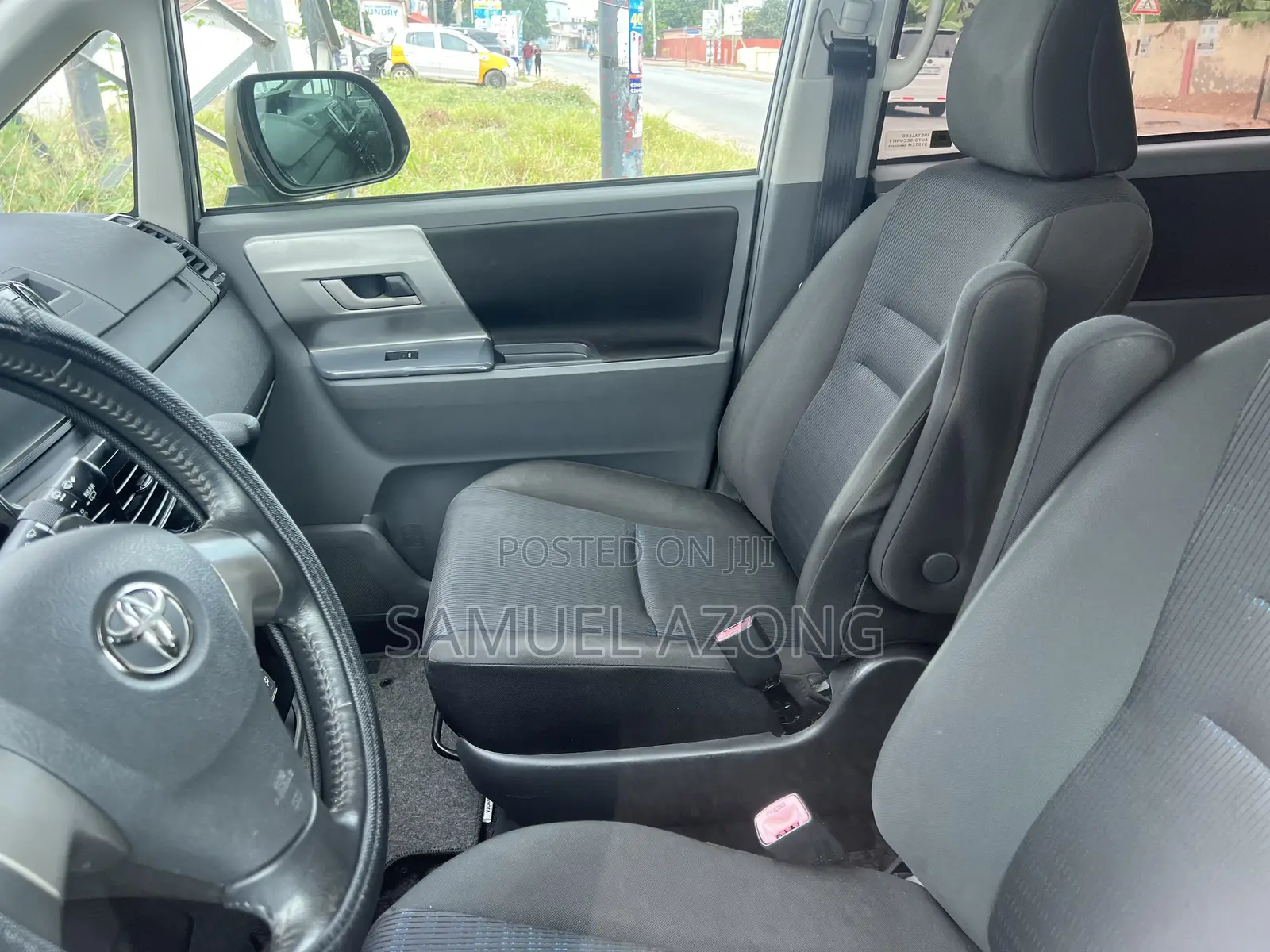 Toyota Voxy X 2WD 8-Seater 2010 Silver
