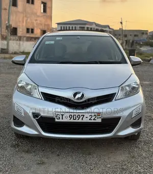 Toyota Vitz 2012 Silver