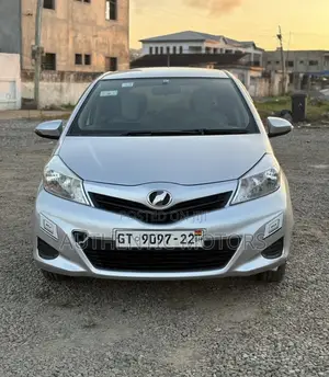 Toyota Vitz 2012 Silver