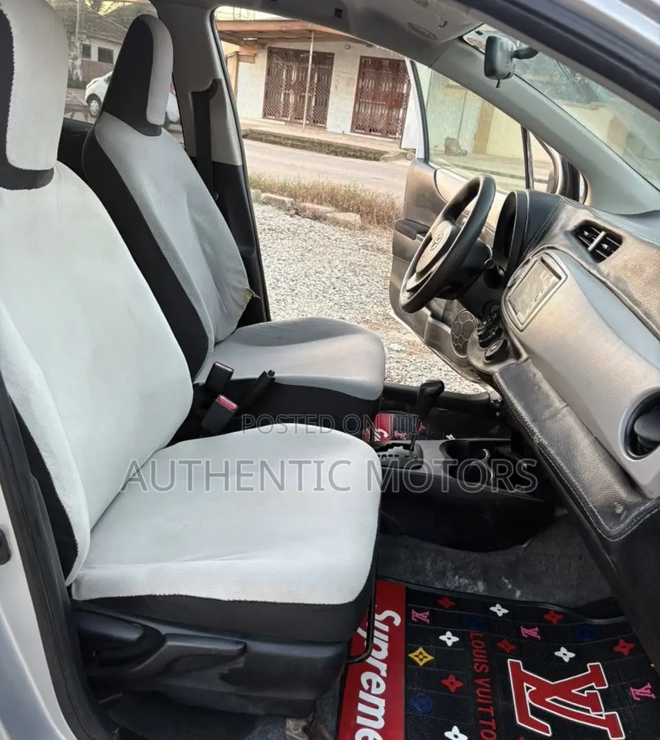Toyota Vitz 2012 Silver