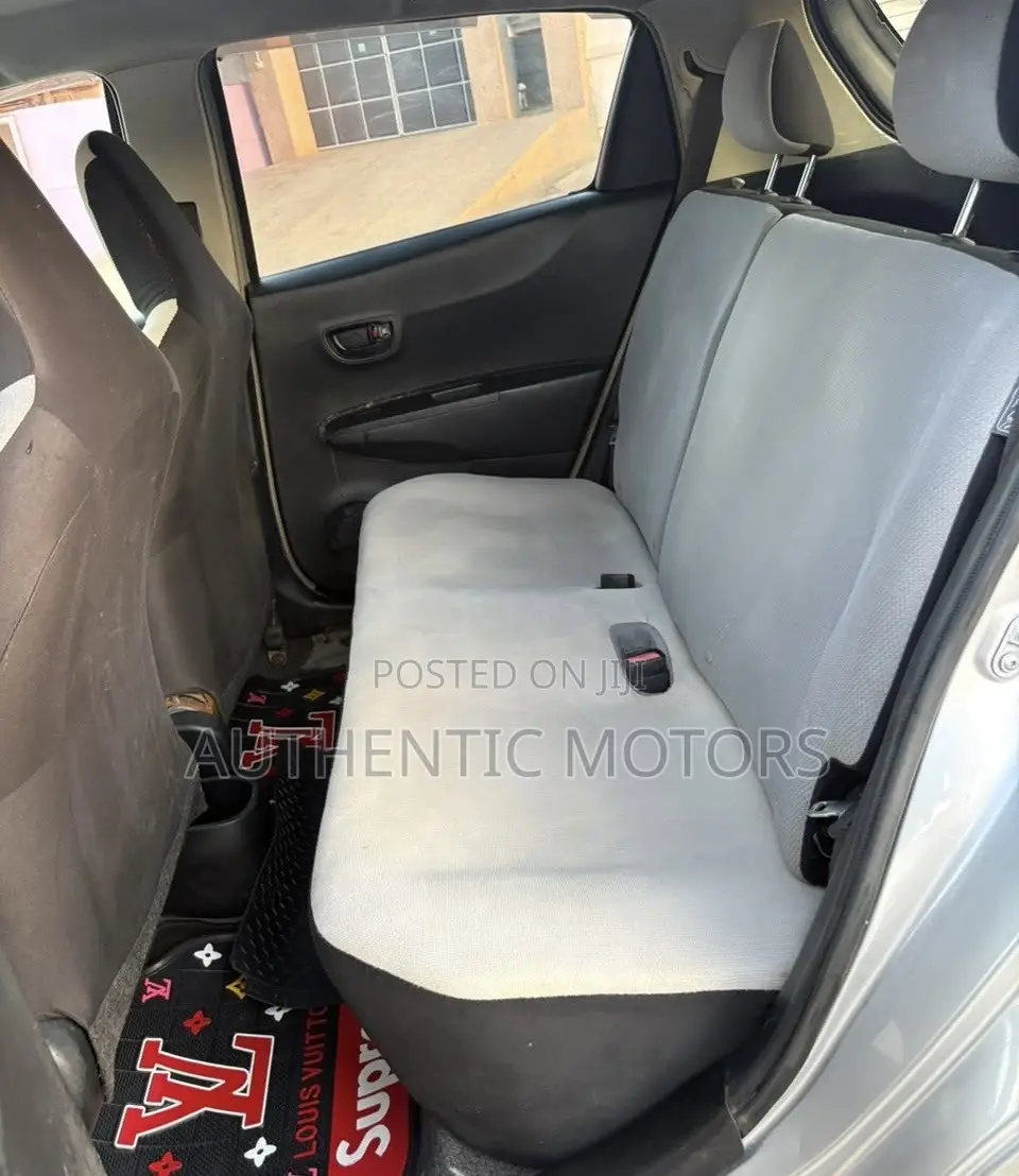 Toyota Vitz 2012 Silver