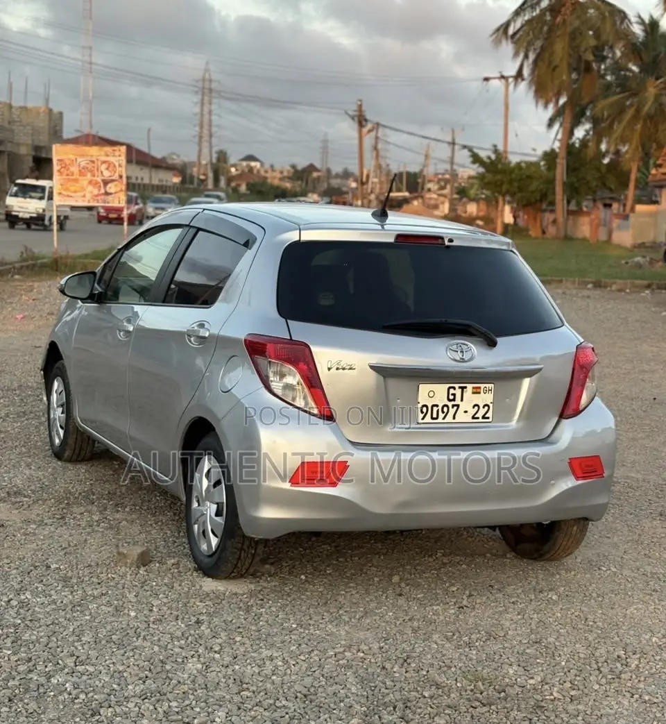 Toyota Vitz 2012 Silver