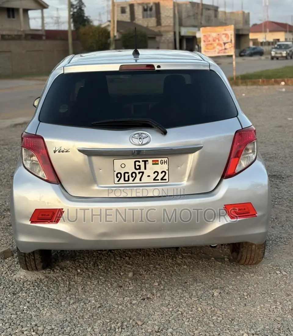 Toyota Vitz 2012 Silver