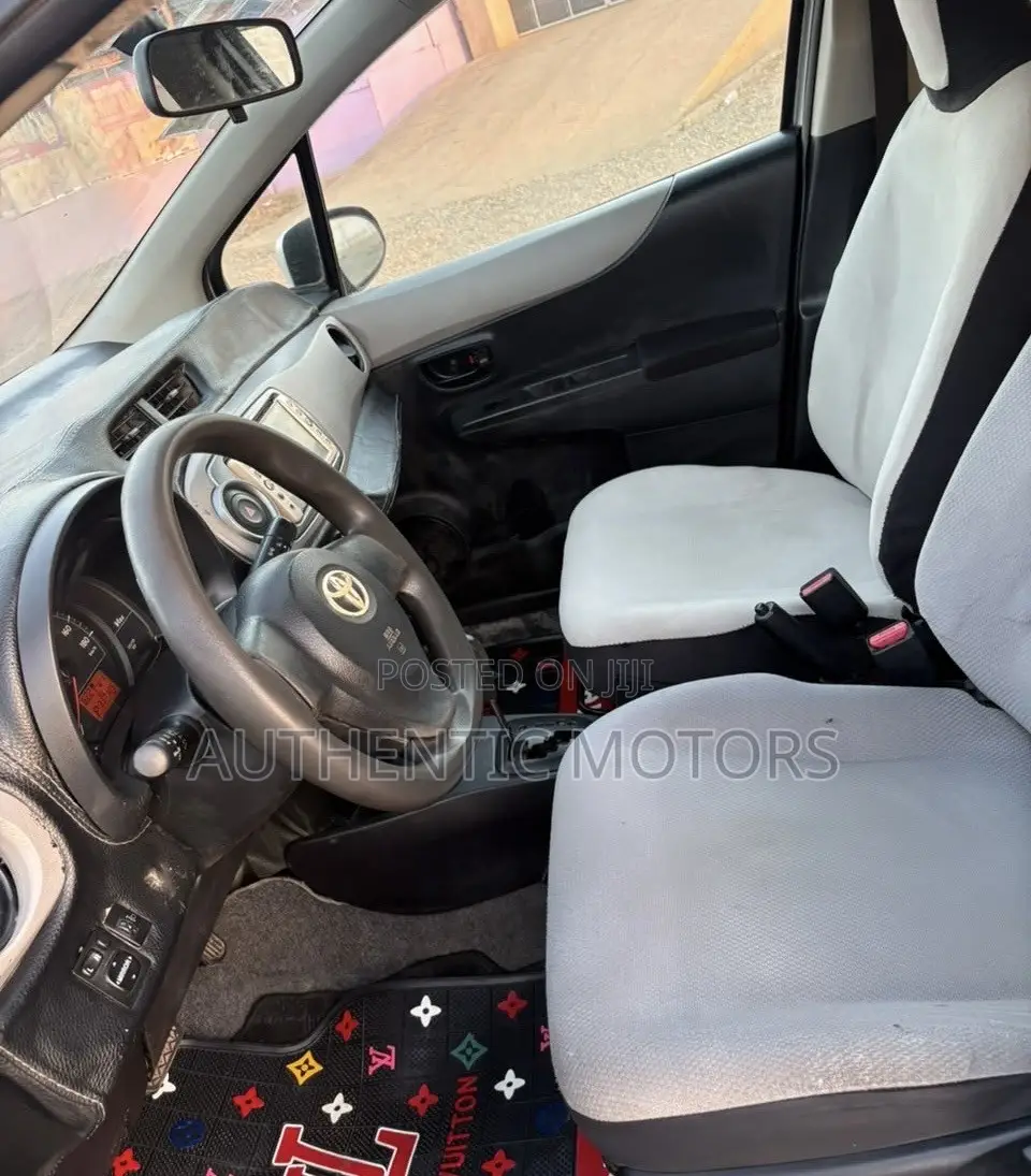 Toyota Vitz 2012 Silver