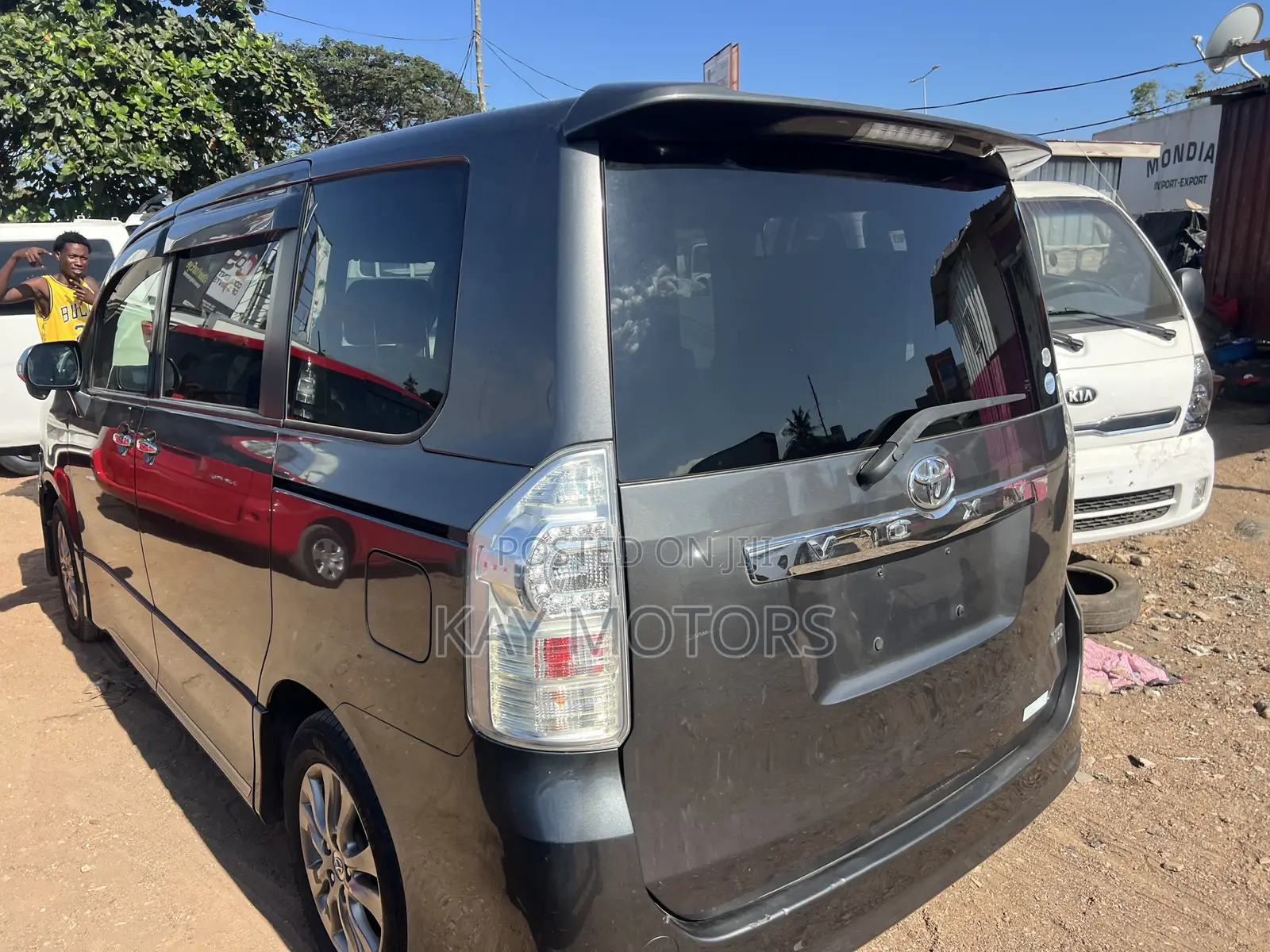 Toyota Voxy V 2WD 8-Seater 2013