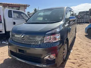 Toyota Voxy V 2WD 8-Seater 2013