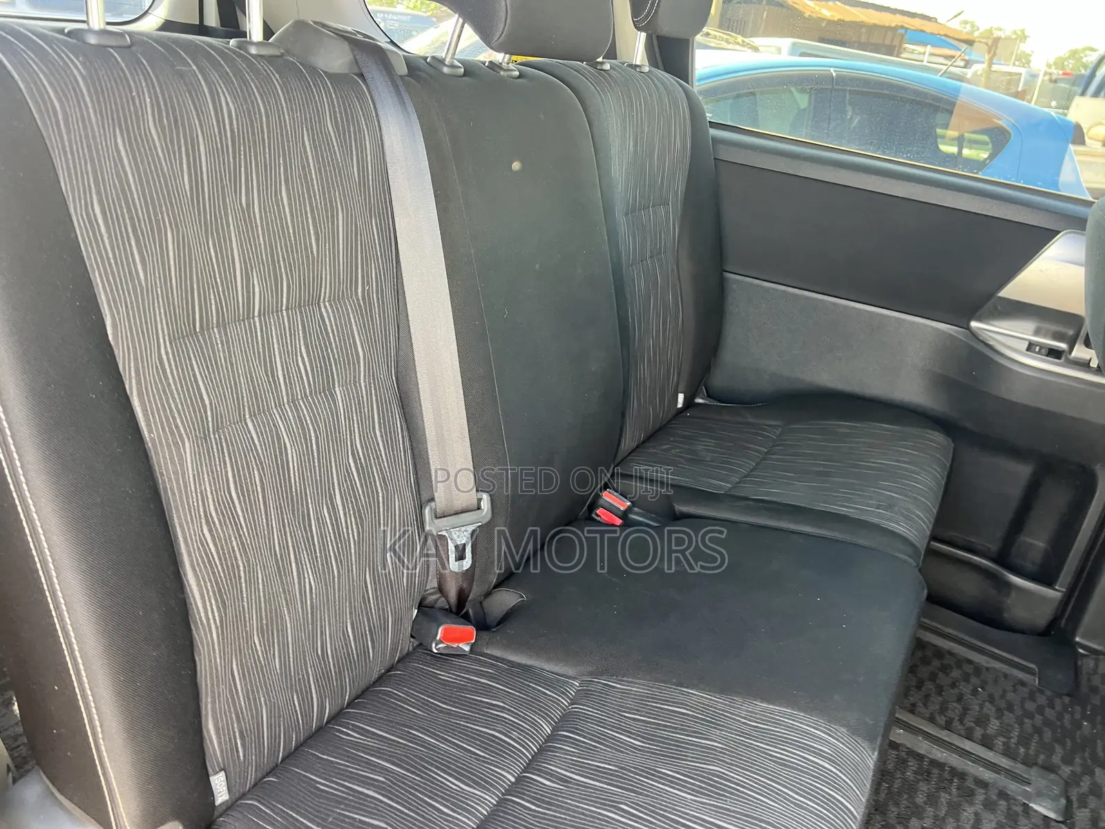 Toyota Voxy V 2WD 8-Seater 2013
