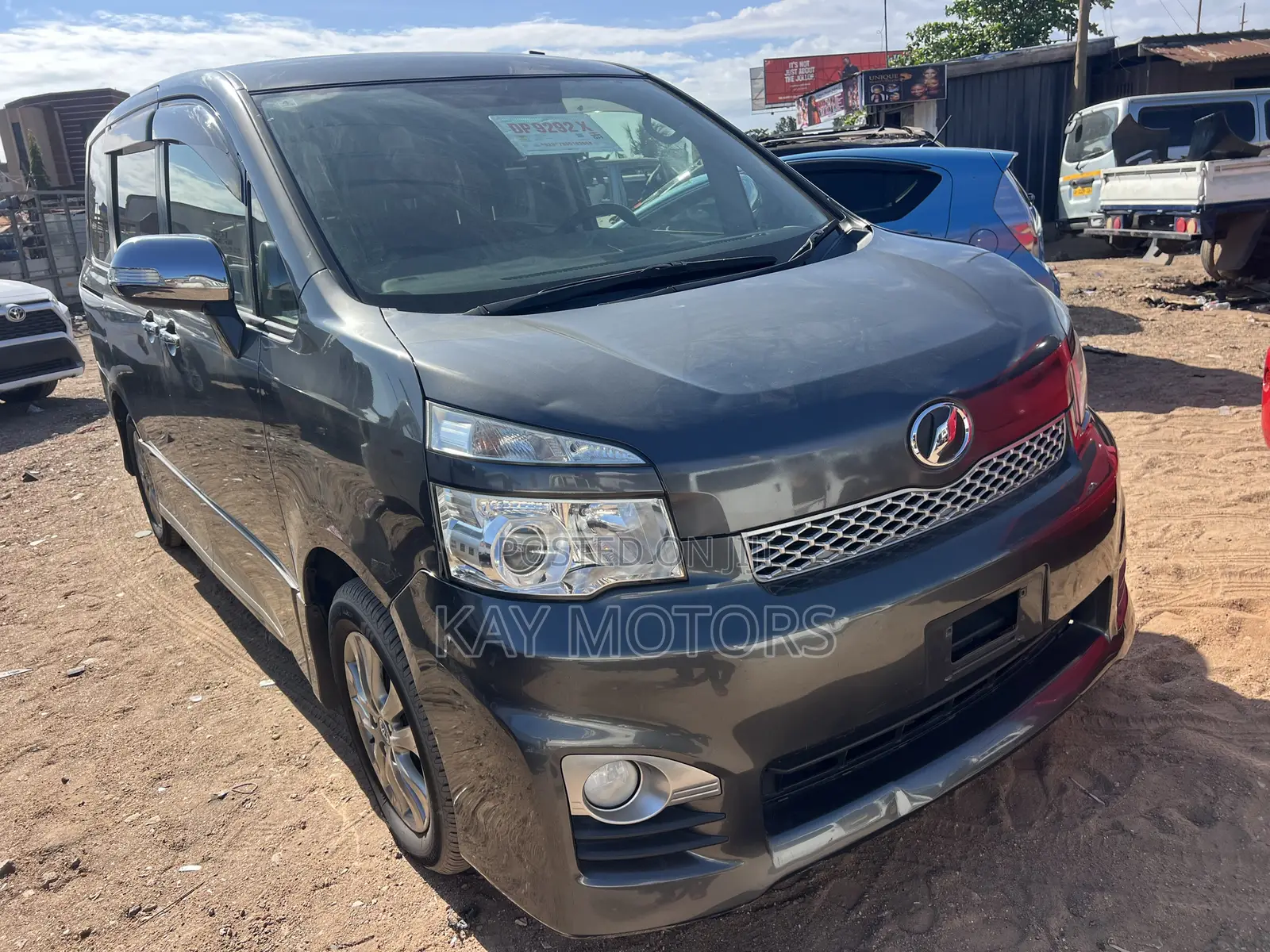 Toyota Voxy V 2WD 8-Seater 2013