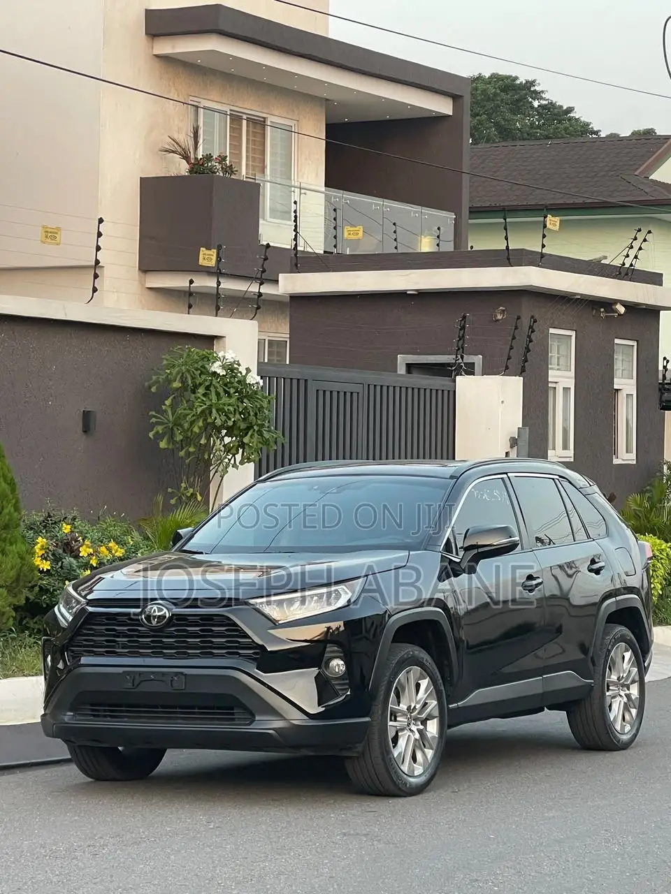 Toyota RAV4 XLE 2021 Black