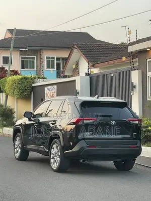 Toyota RAV4 XLE 2021 Black