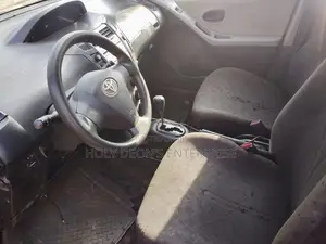 Toyota Vitz 1.3 FWD 5dr 2010 White