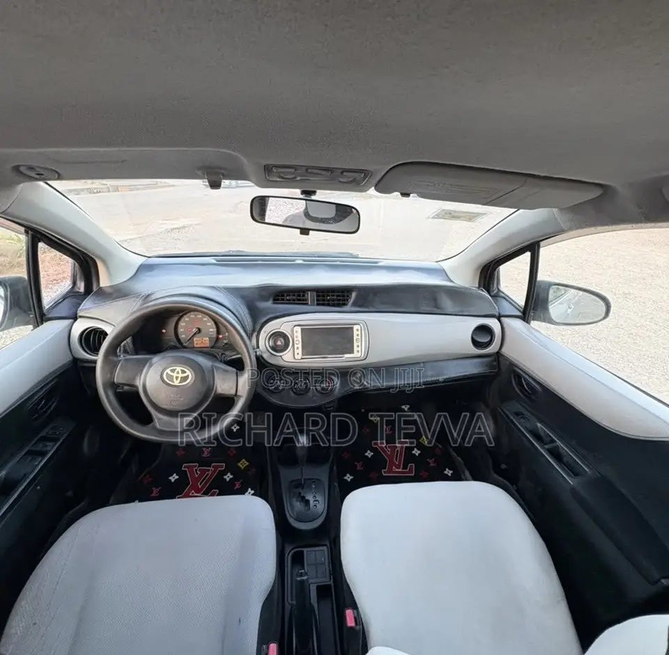 Toyota Vitz 1.3 AWD 5dr 2012 Silver