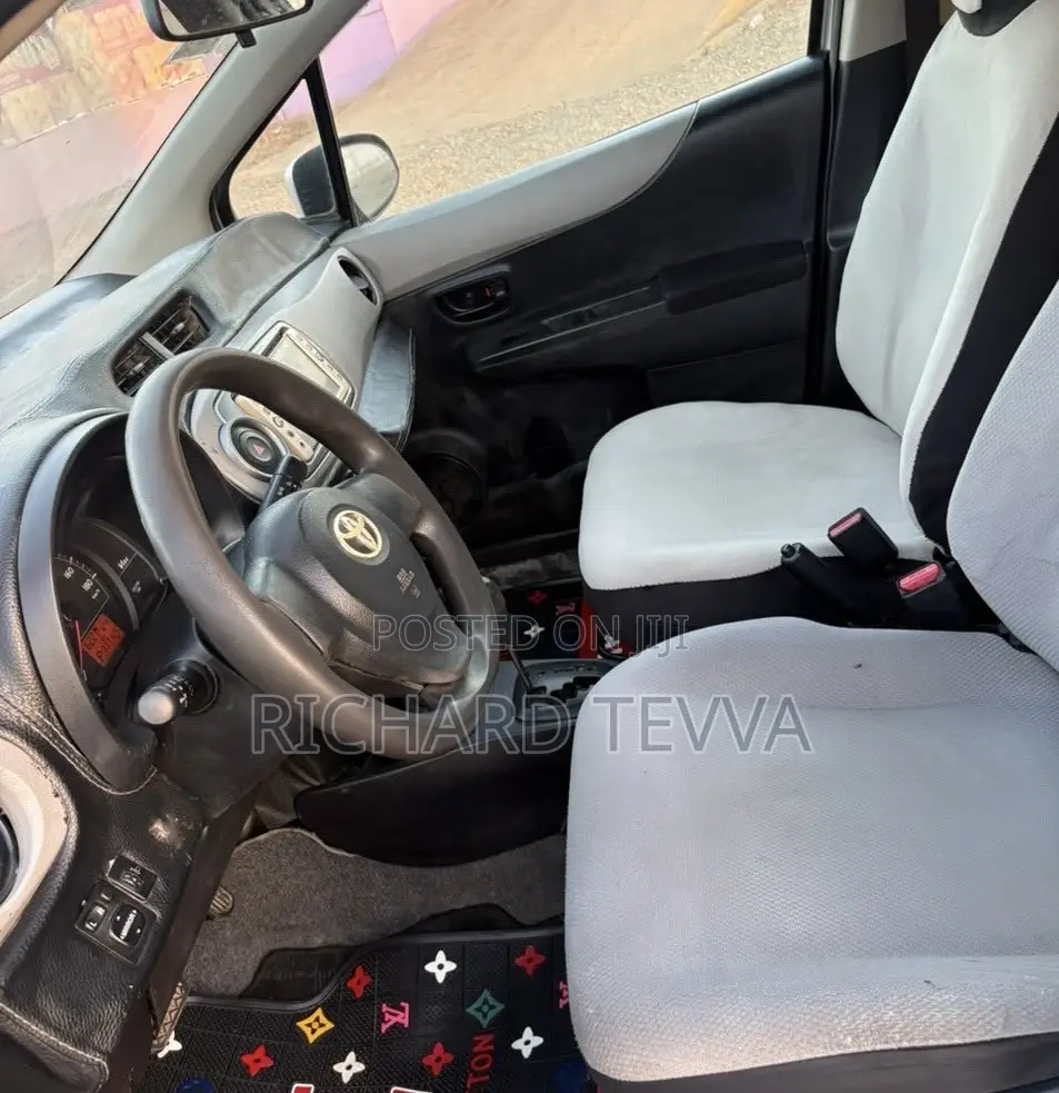 Toyota Vitz 1.3 AWD 5dr 2012 Silver