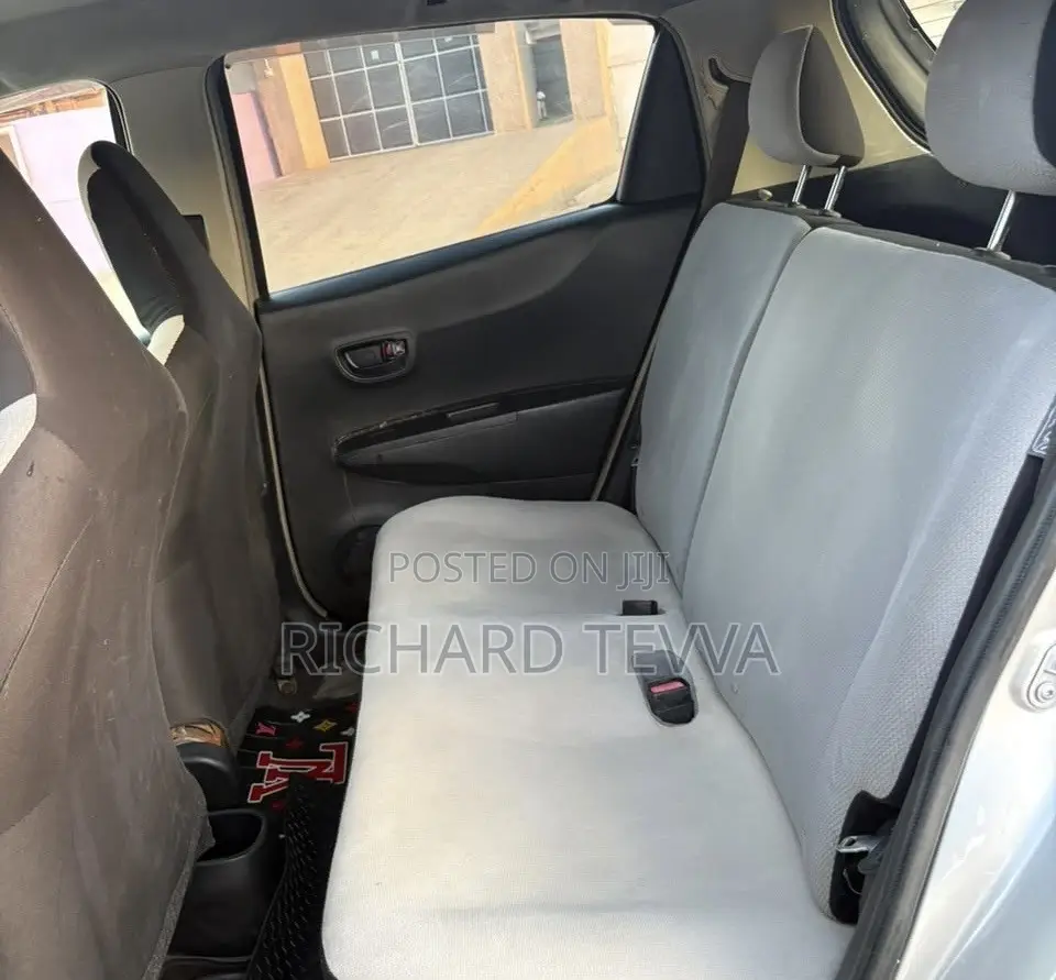Toyota Vitz 1.3 AWD 5dr 2012 Silver