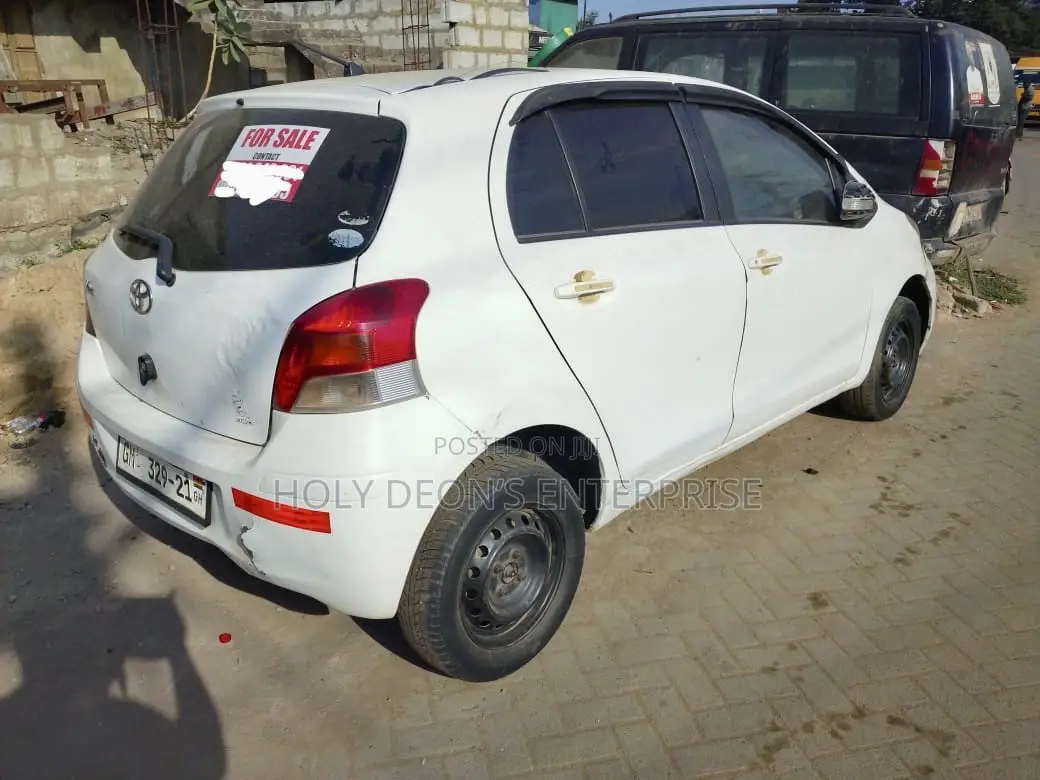 Toyota Vitz 1.3 FWD 5dr 2010 White