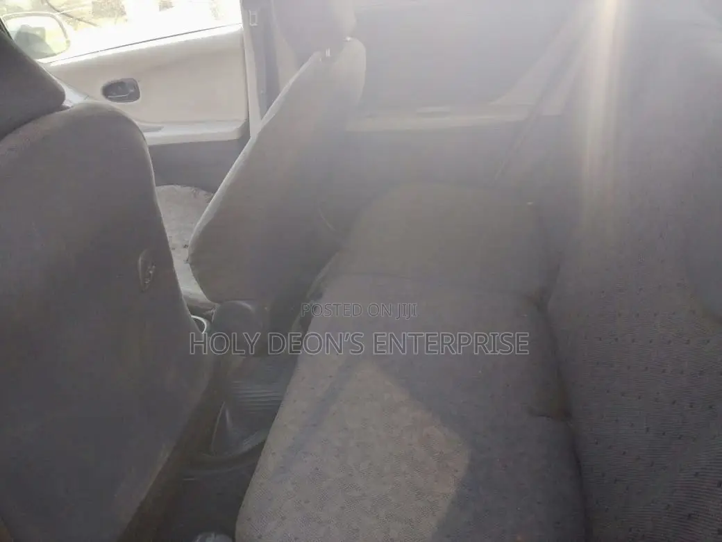 Toyota Vitz 1.3 FWD 5dr 2010 White