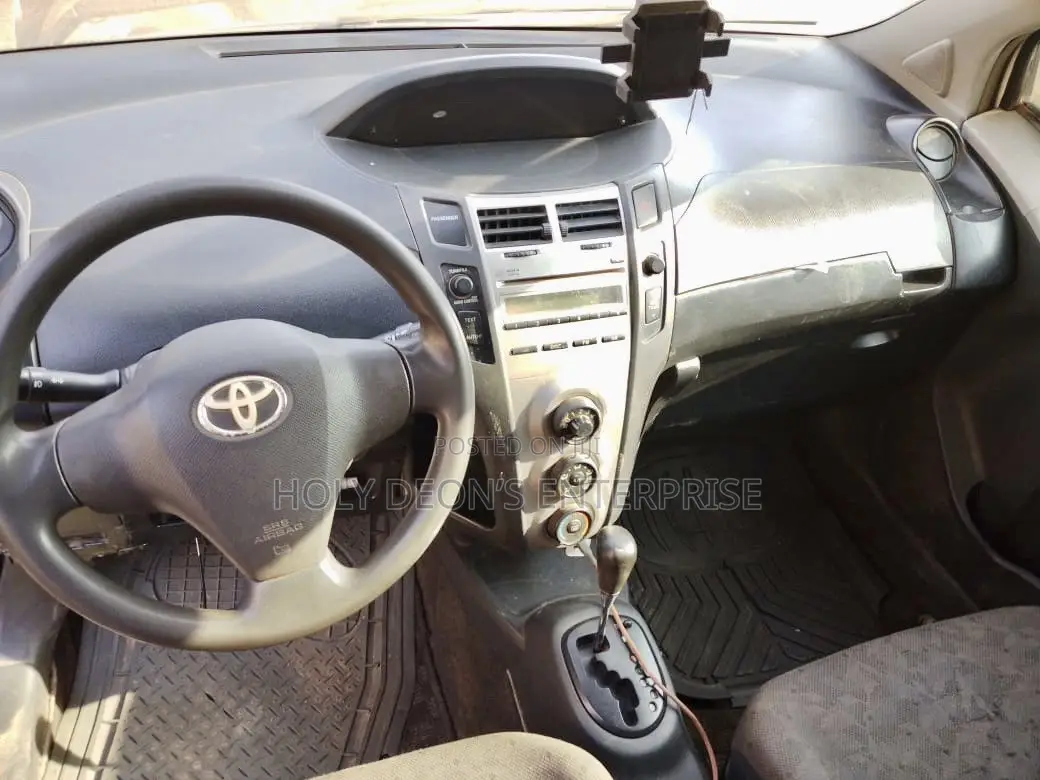 Toyota Vitz 1.3 FWD 5dr 2010 White