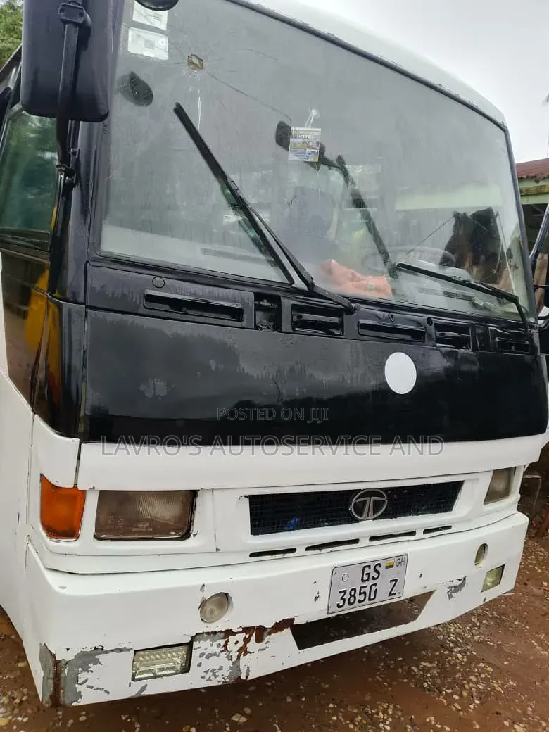 Tata Starbus Ultra Skool 2000 White