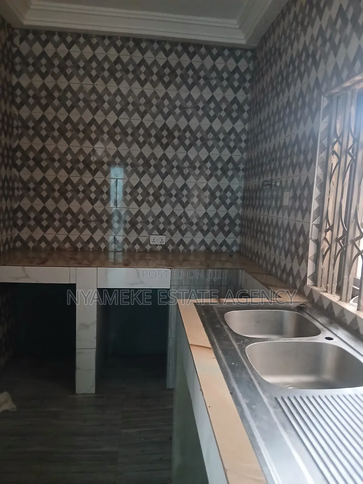 2bdrm Apartment in Sahara New Road, Exhibition for rent