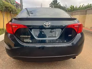 Toyota Corolla SE (1.8L 4cyl 6M) 2018 Green