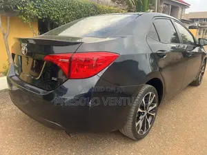 Toyota Corolla SE (1.8L 4cyl 6M) 2018 Green