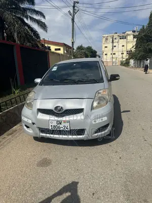 Toyota Vitz 2010 Silver