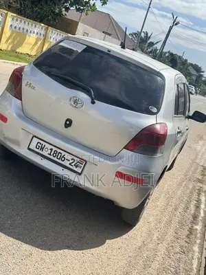 Toyota Vitz 2010 Silver
