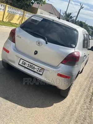 Toyota Vitz 2010 Silver