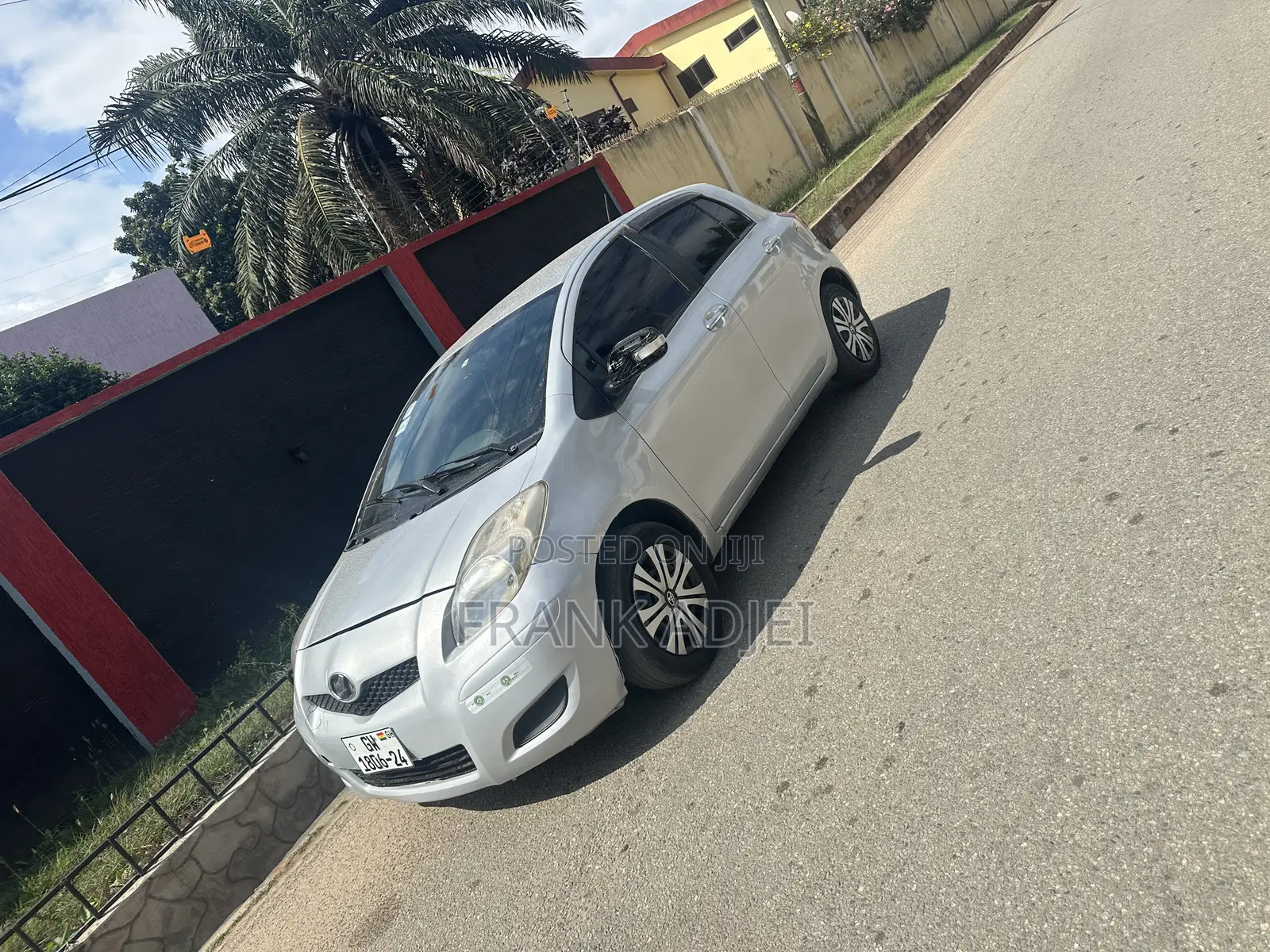 Toyota Vitz 2010 Silver